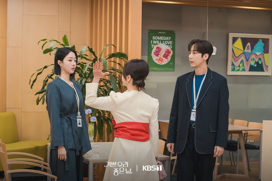 Moon Hee Kyung Throws Water At Yoon Da Young As Yoon Jong Hun Watches In Concern In Our Happy Days